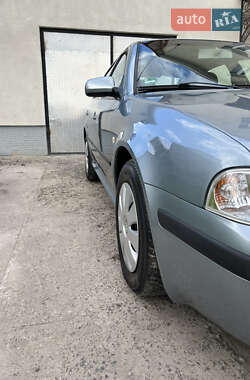 Лифтбек Skoda Octavia 2002 в 
