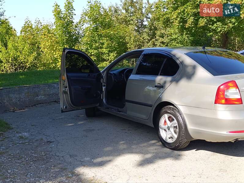 Ліфтбек Skoda Octavia 2010 в  фото Ліфтбек Skoda Octavia 2010 в
