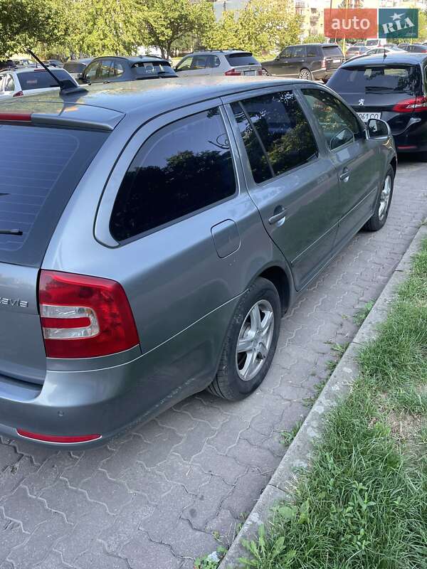 Універсал Skoda Octavia 2012 в Ужгороді