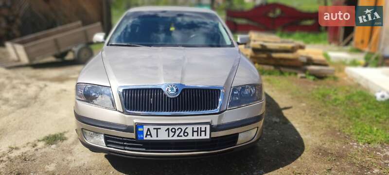 Ліфтбек Skoda Octavia 2004 в  фото Ліфтбек Skoda Octavia 2004 в