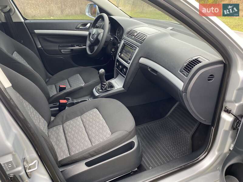 Лифтбек Skoda Octavia 2010 в Ромнах