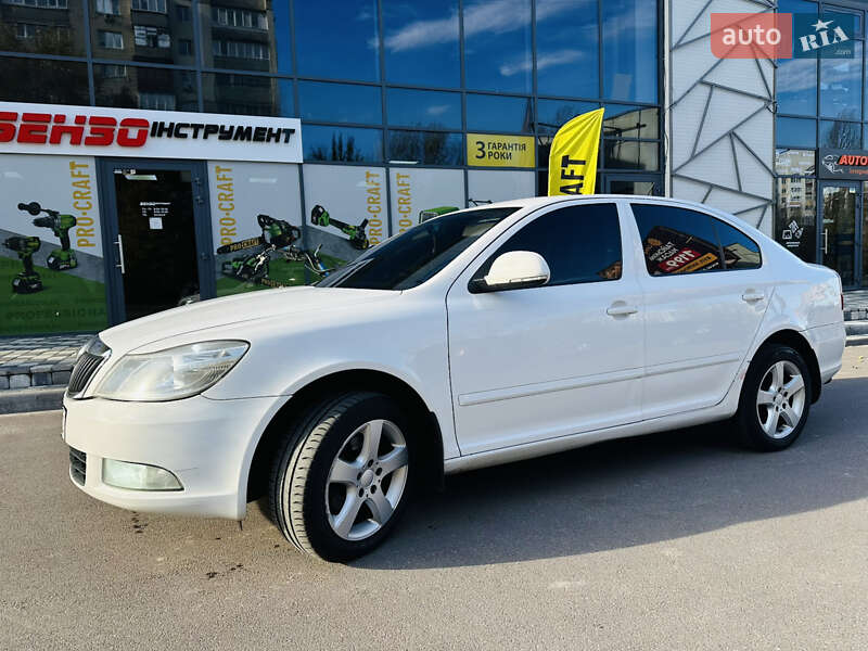 Лифтбек Skoda Octavia 2012 в Вишневом