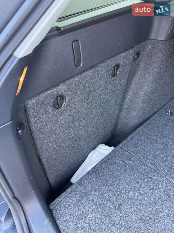 Универсал Skoda Octavia 2010 в Вишневом фото 6 Универсал Skoda Octavia 2010 в Вишневом