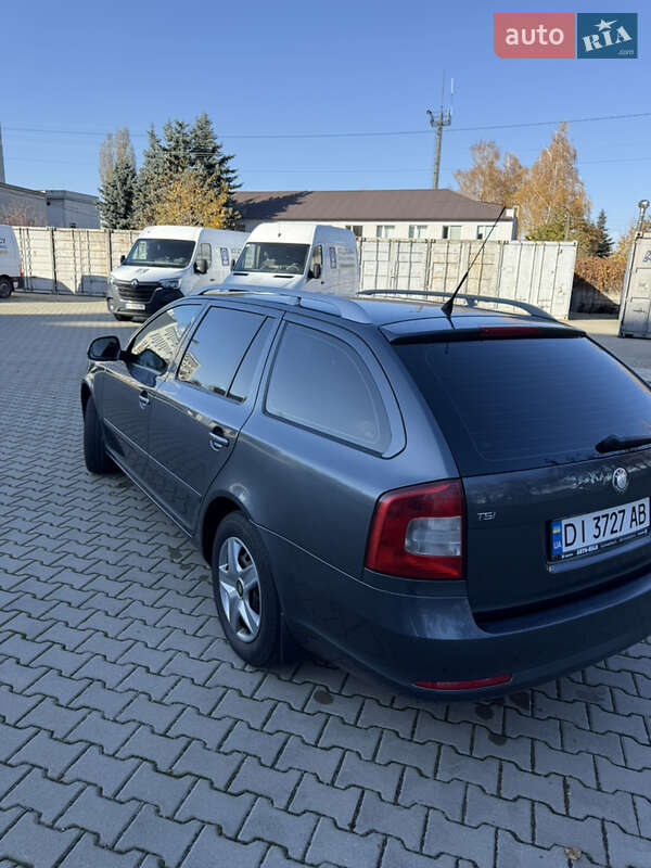 Универсал Skoda Octavia 2010 в Вишневом фото 9 Универсал Skoda Octavia 2010 в Вишневом
