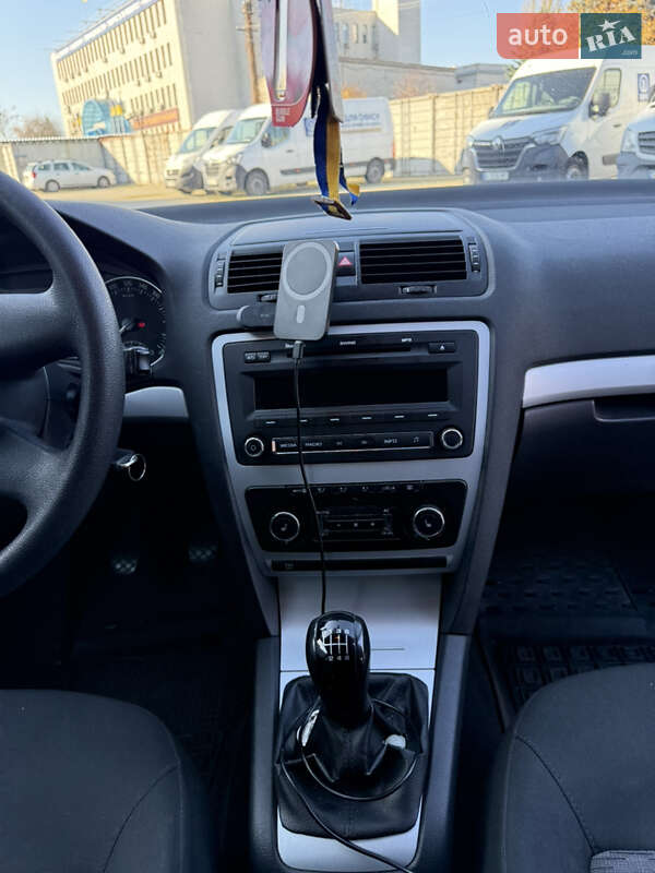 Универсал Skoda Octavia 2010 в Вишневом фото 13 Универсал Skoda Octavia 2010 в Вишневом