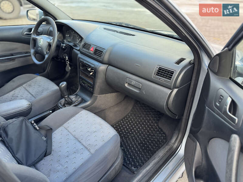 Лифтбек Skoda Octavia 2004 в Сарнах