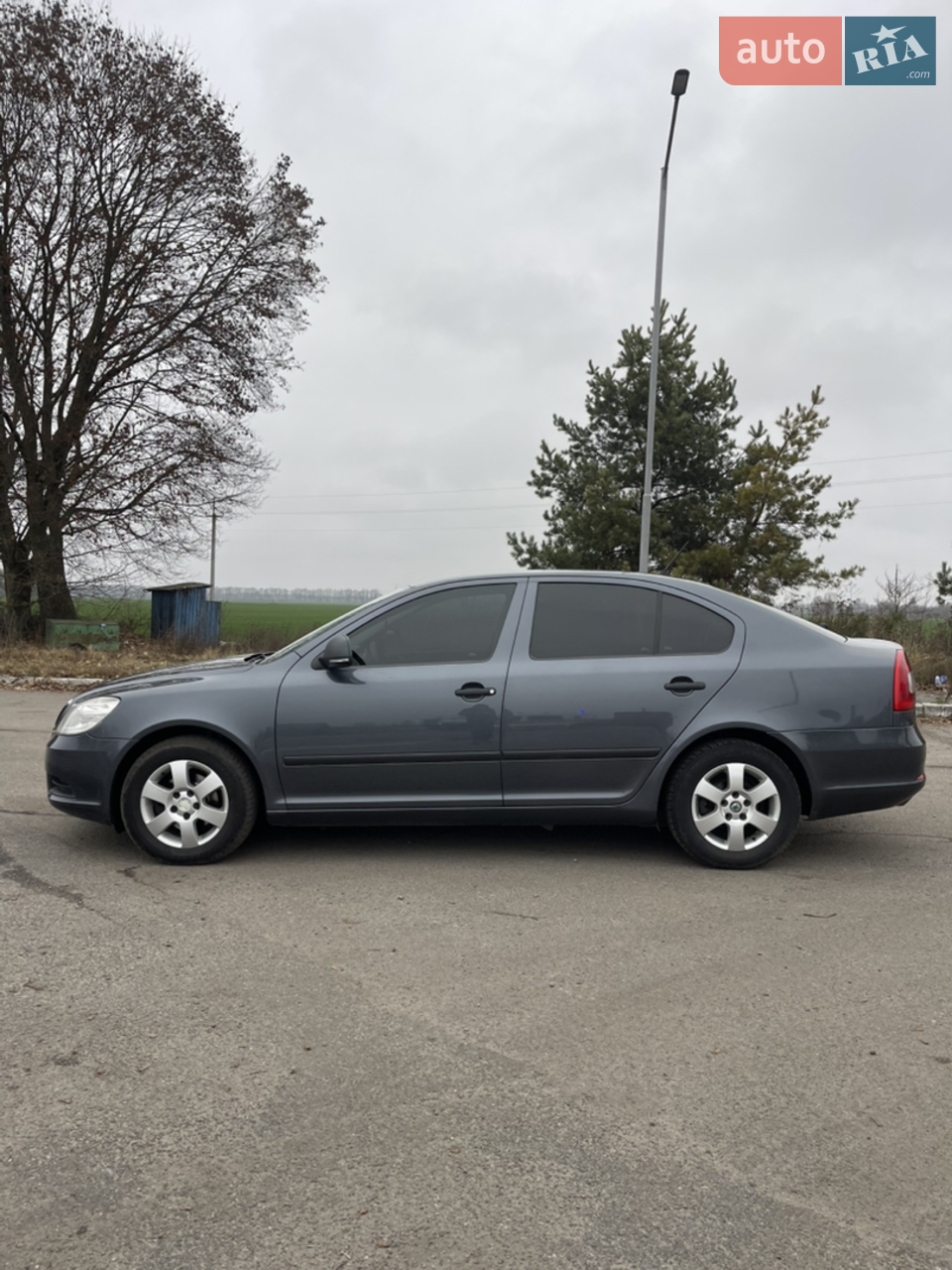 Продам гарний обслужений автомобіль, вкладень не потребує. Розхід палива дуже приємний. Два комплекти ключів. Більш детально розповім по телефону.