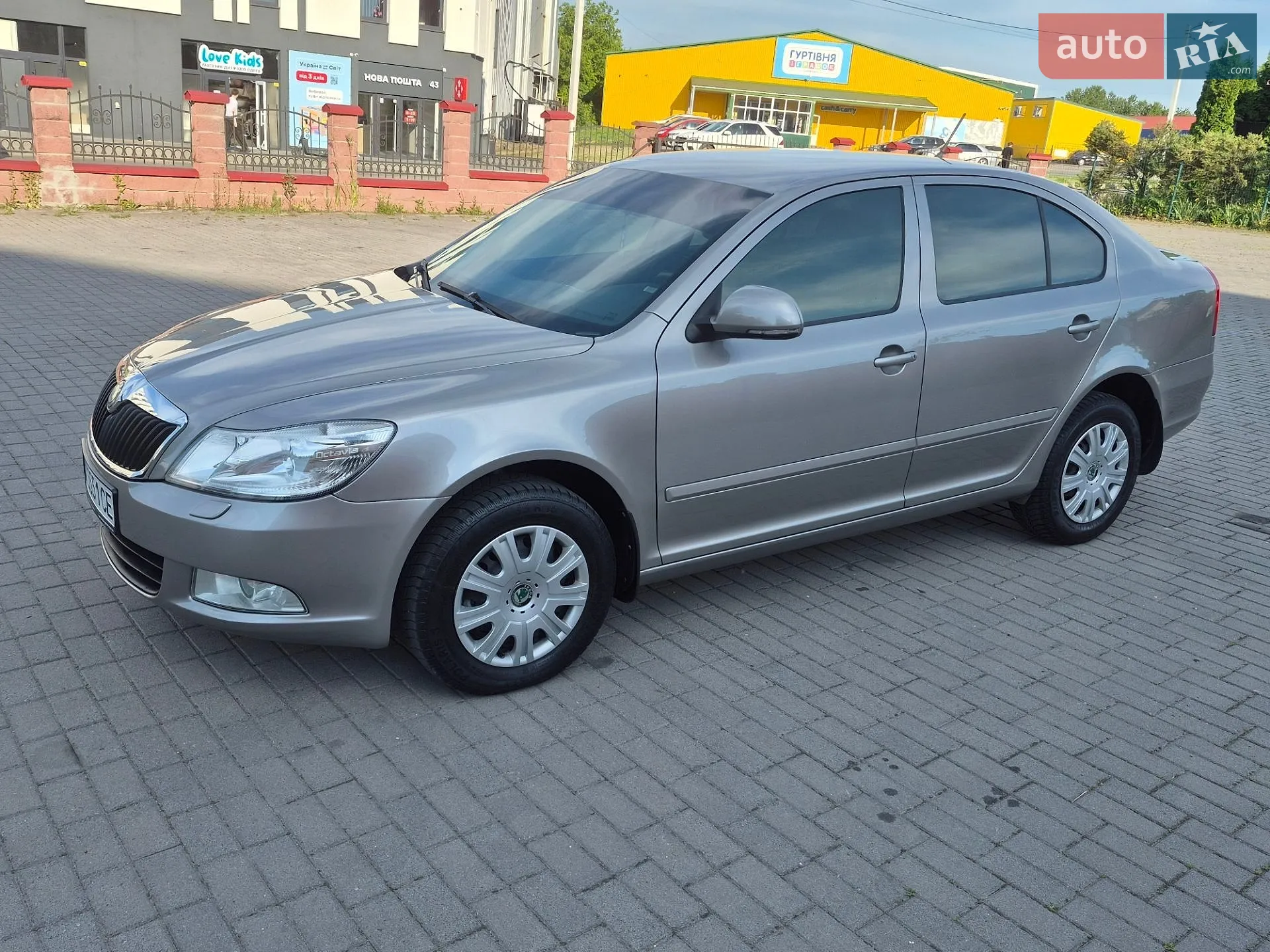 2010 Skoda Octavia - мініатюра 2