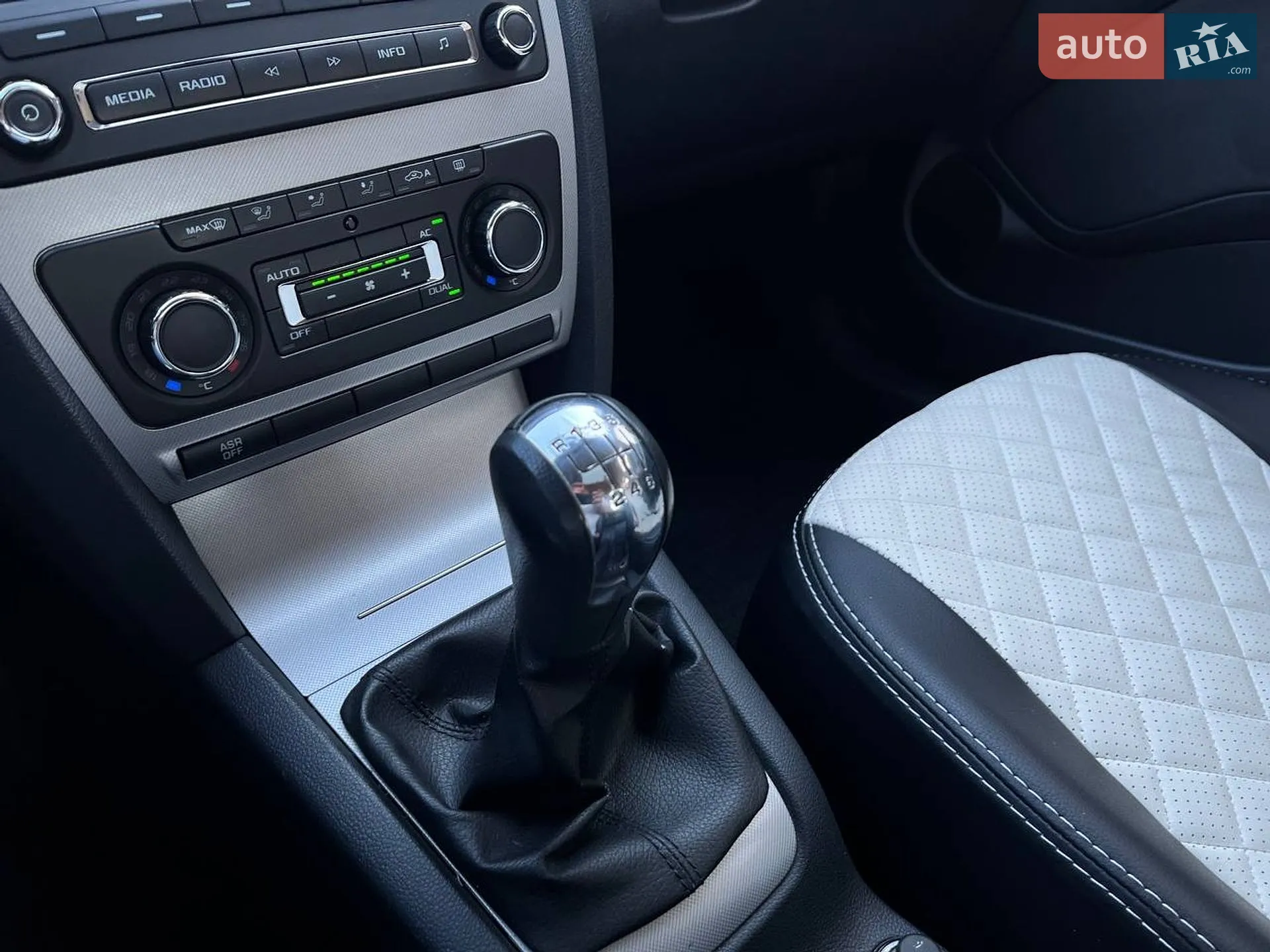 2010 Skoda Octavia - мініатюра 24