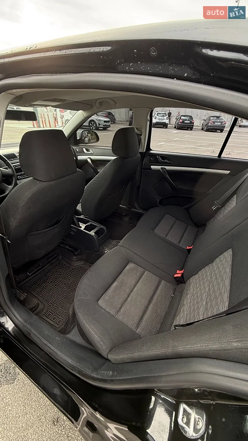 2010 Skoda Octavia - мініатюра 14