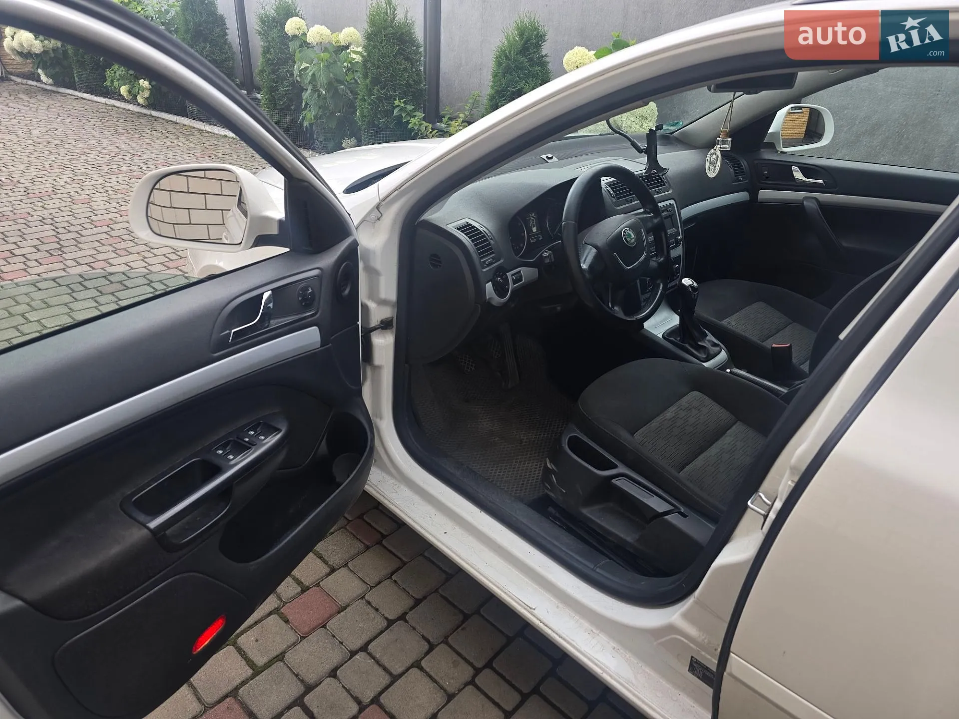 2010 Skoda Octavia - мініатюра 3