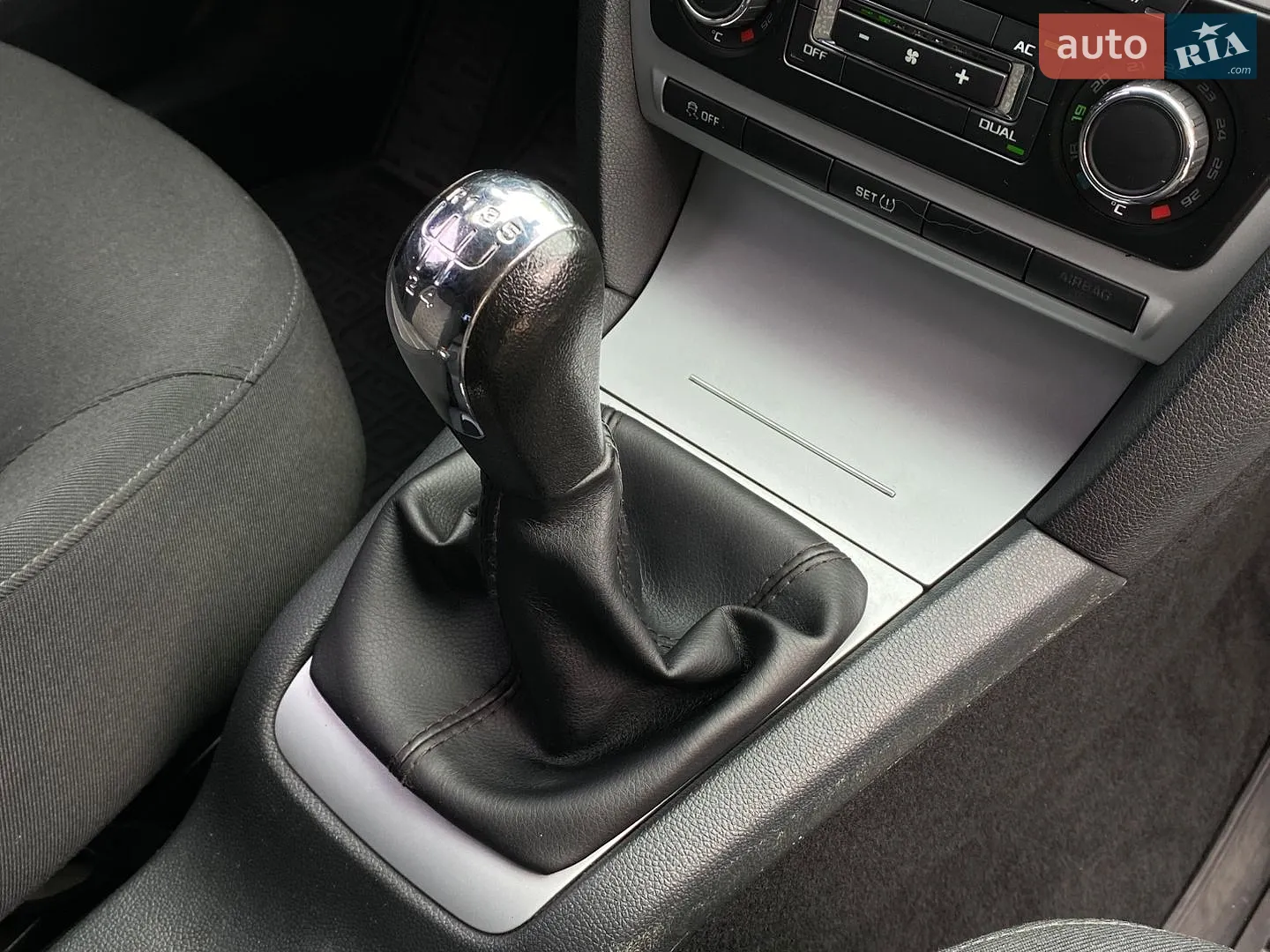 2010 Skoda Octavia - мініатюра 15