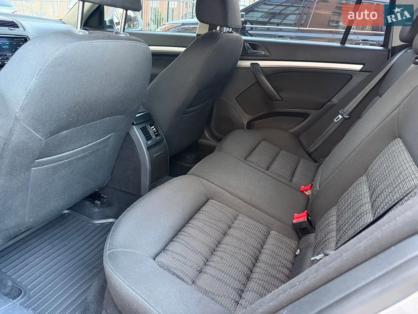 2010 Skoda Octavia - мініатюра 14
