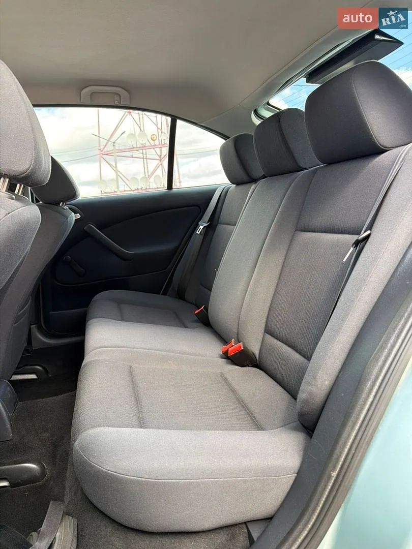 2010 Skoda Octavia - мініатюра 76
