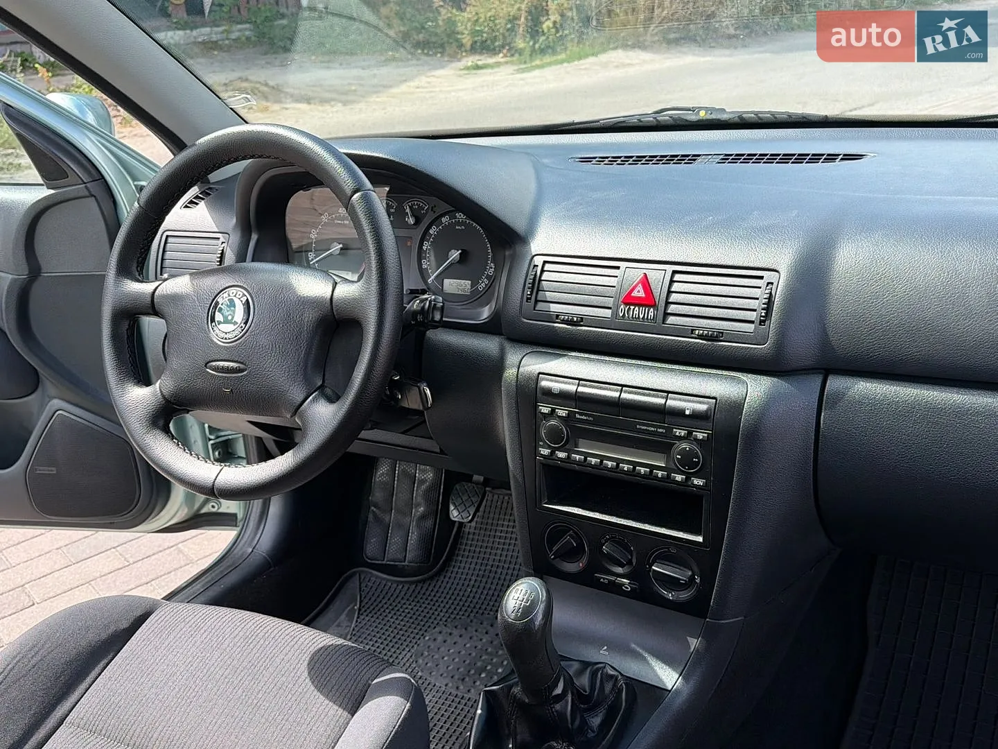 2010 Skoda Octavia - мініатюра 87