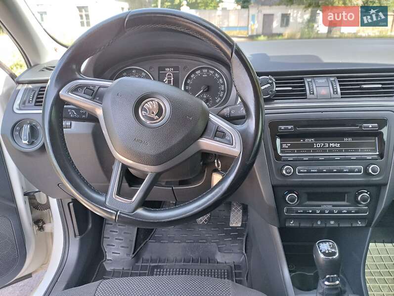 Лифтбек Skoda Rapid 2015 в Ромнах