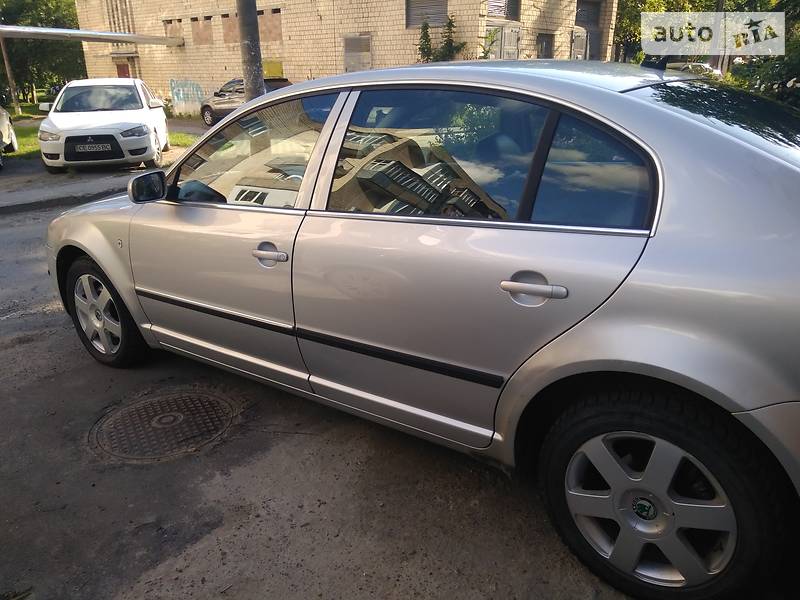 Седан Skoda Superb 2004 в Черновцах