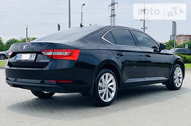 Седан Skoda Superb 2018 в 