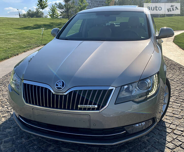 Седан Skoda Superb 2015 в Днепре