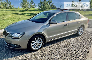 Седан Skoda Superb 2015 в Днепре