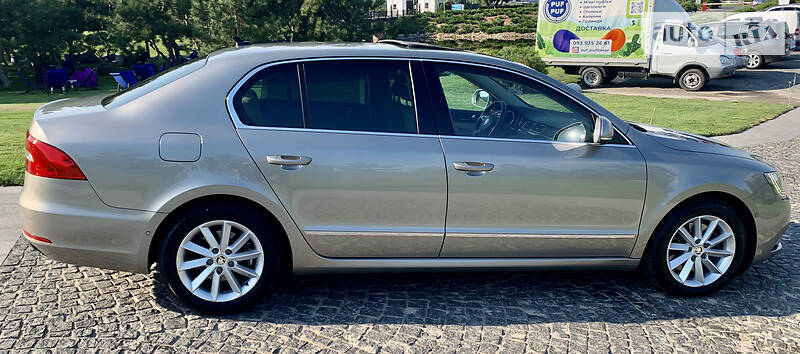 Седан Skoda Superb 2015 в Днепре