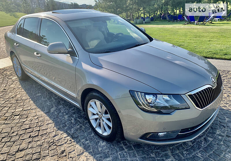 Седан Skoda Superb 2015 в Днепре