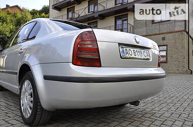 Седан Skoda Superb 2004 в Сваляве