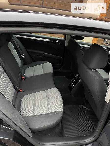Седан Skoda Superb 2012 в Черновцах