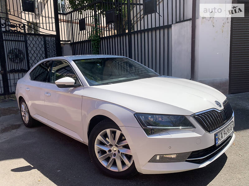 Седан Skoda Superb 2015 в 