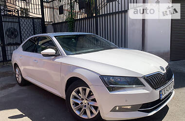Седан Skoda Superb 2015 в 