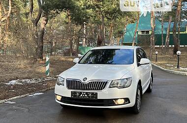 Седан Skoda Superb 2015 в Черновцах