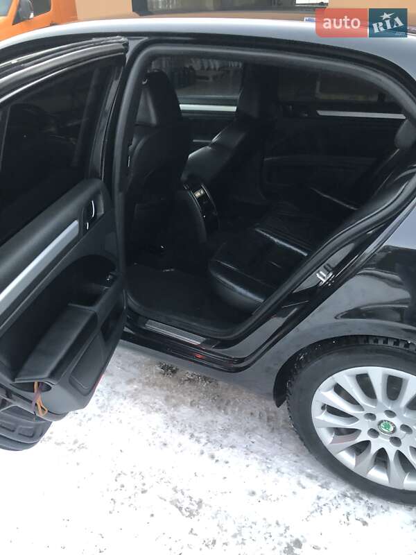 Седан Skoda Superb 2012 в Ужгороді
