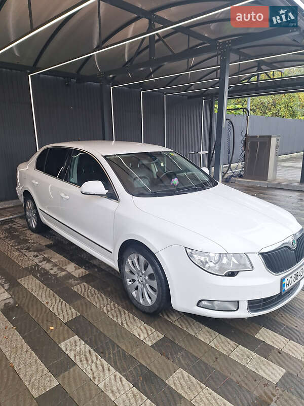 Лифтбек Skoda Superb 2012 в Ужгороде