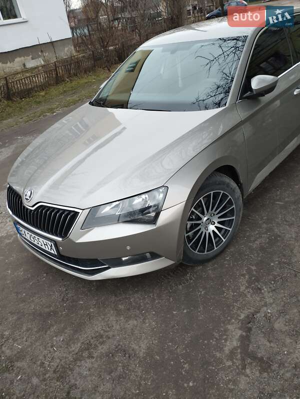 Лифтбек Skoda Superb 2016 в Изяславе