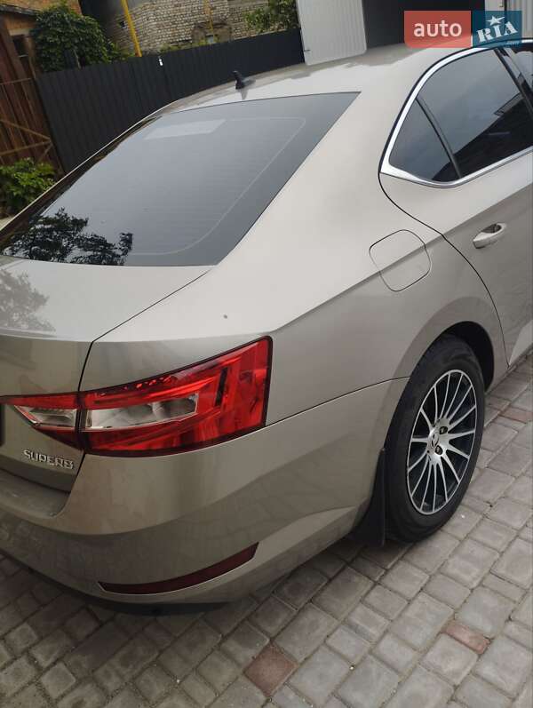 Лифтбек Skoda Superb 2016 в Изяславе