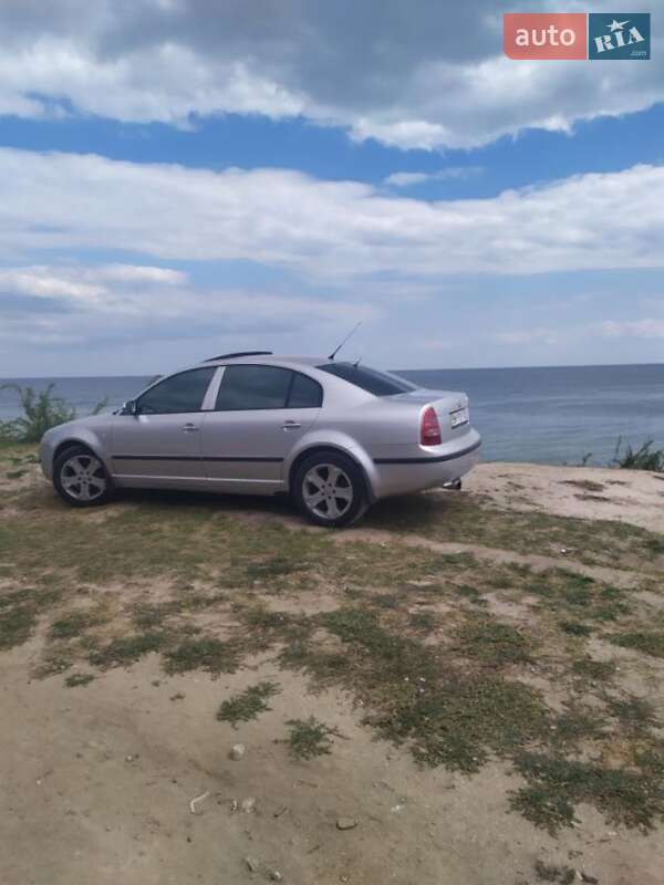 Лифтбек Skoda Superb 2002 в Бурыни