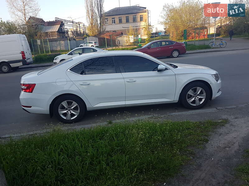 Лифтбек Skoda Superb 2016 в Киеве