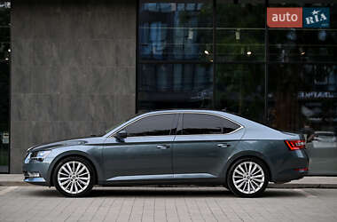 Лифтбек Skoda Superb 2016 в 