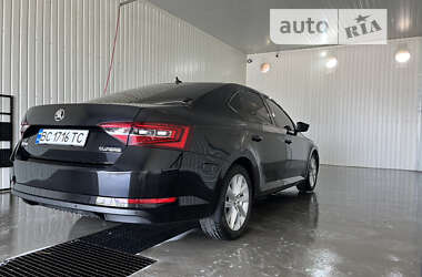 Лифтбек Skoda Superb 2015 в 