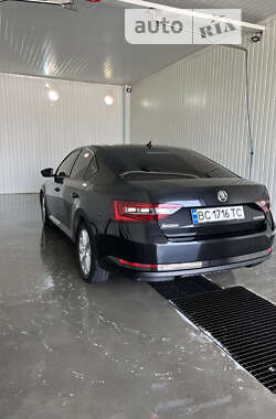 Лифтбек Skoda Superb 2015 в 