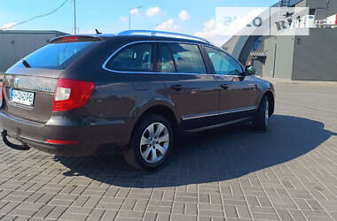 Універсал Skoda Superb 2010 в Дніпрі