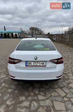 Лифтбек Skoda Superb 2016 в Березному