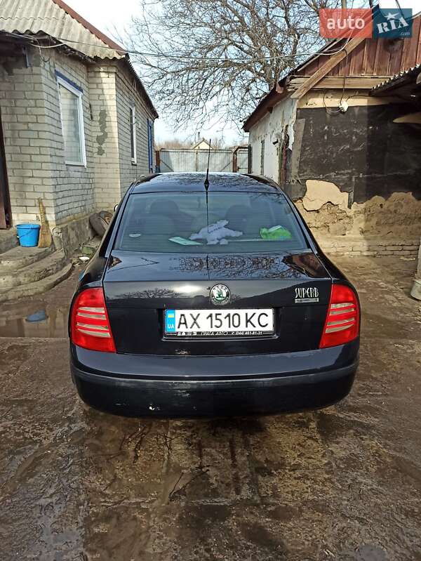 Лифтбек Skoda Superb 2004 в Близнюках