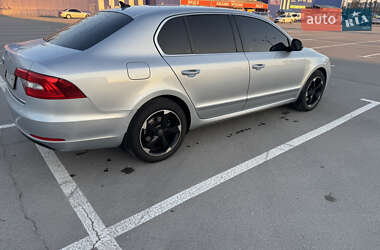 Лифтбек Skoda Superb 2013 в 