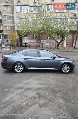 Лифтбек Skoda Superb 2016 в 