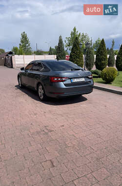 Лифтбек Skoda Superb 2016 в 