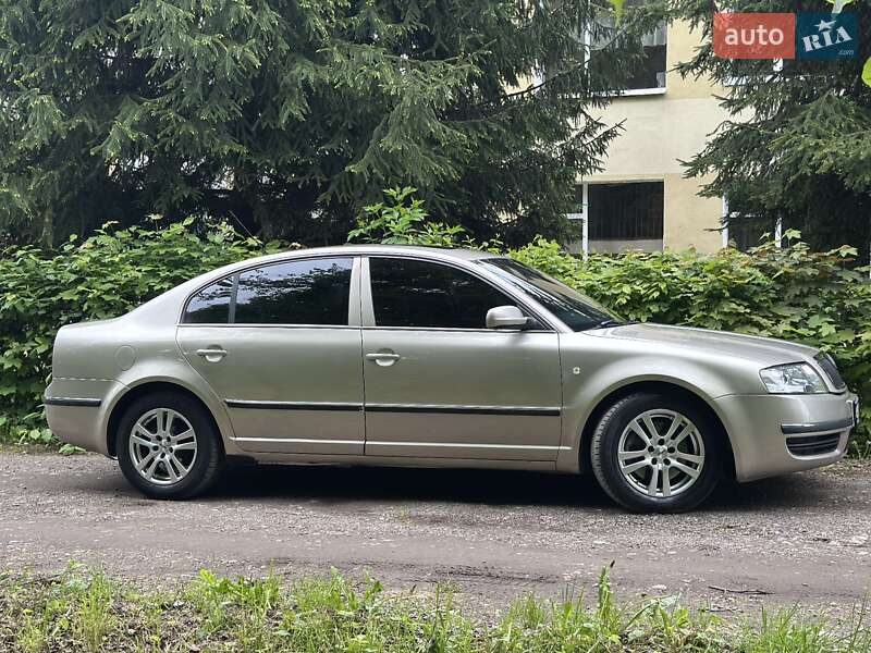 Лифтбек Skoda Superb 2004 в Стрые