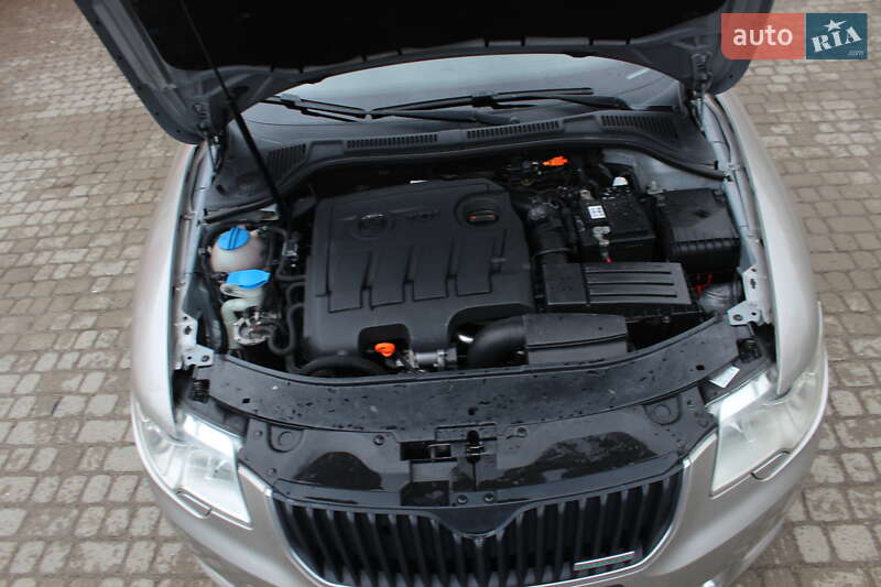 Универсал Skoda Superb 2012 в Жовкве