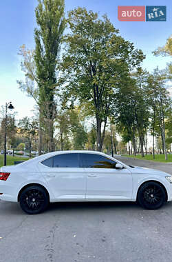 Лифтбек Skoda Superb 2015 в 