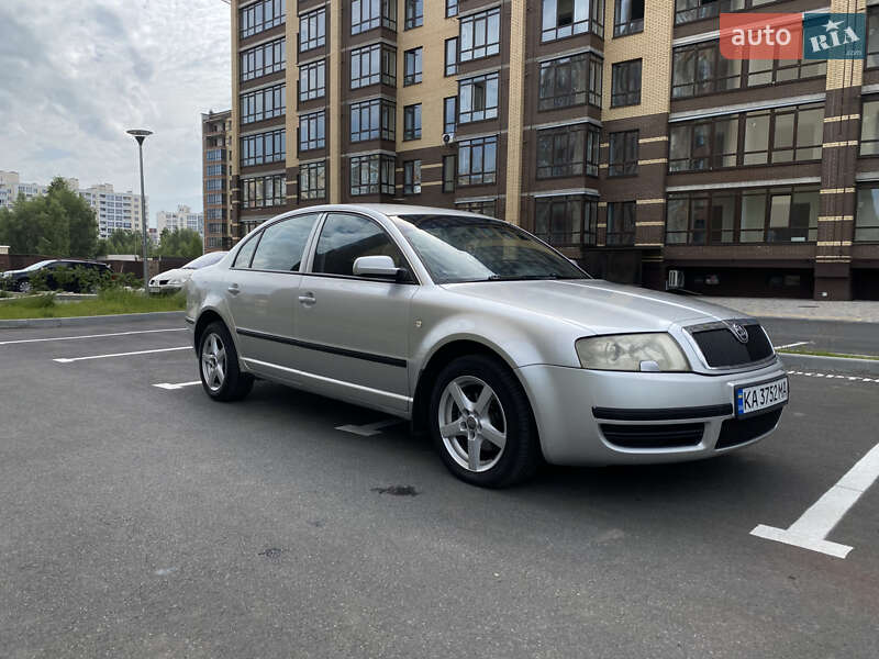 Лифтбек Skoda Superb 2004 в 